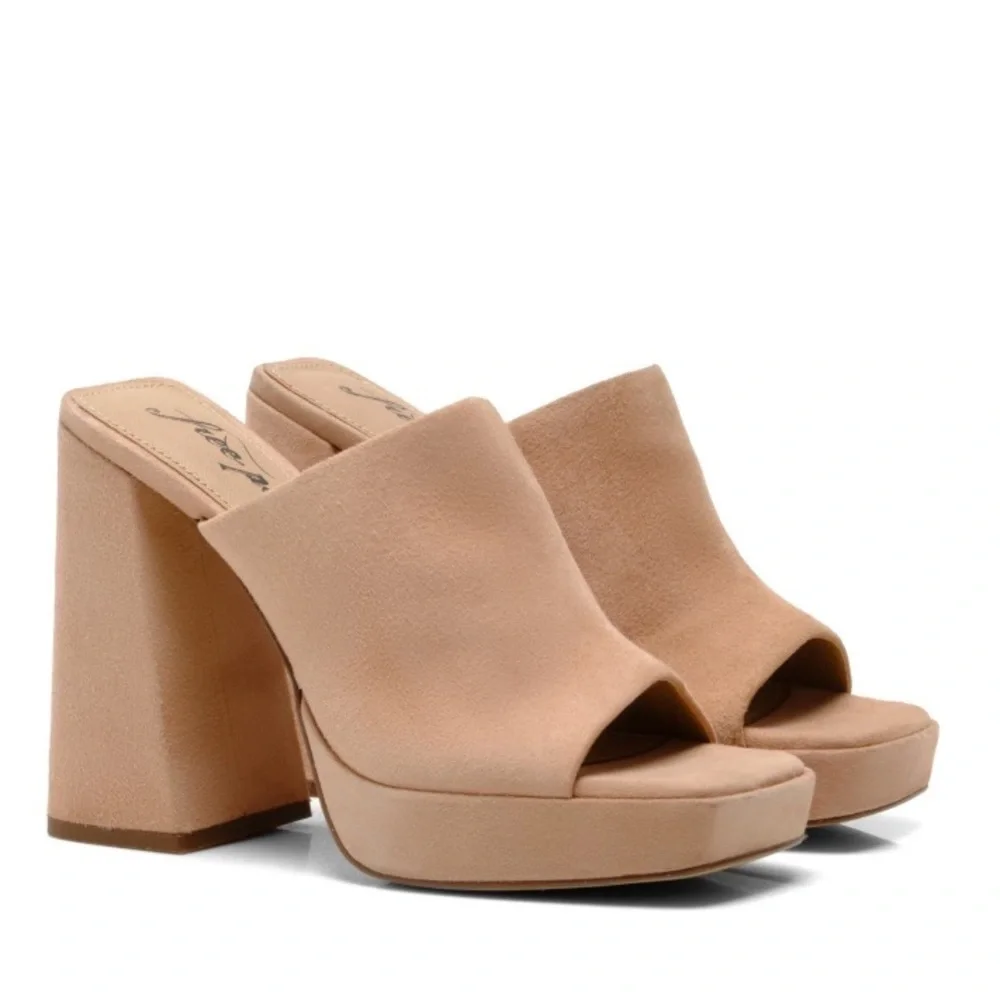 NEW! Free People Pearl Sand Margo Platform Sandal - Size 39EU/9US ✈️